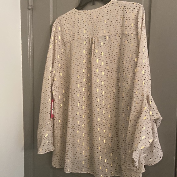 Vince Camuto Gorgeous Vneck Blouse. NWT. Size L - Picture 7 of 10